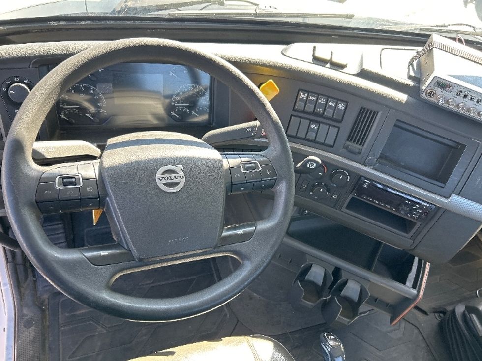 Day Cab Tractor-Heavy Duty Tractors-Volvo-2020-VNR64300-Fredonia-NY-202,610\n\t\tmiles-$ 53,500 - Image 11