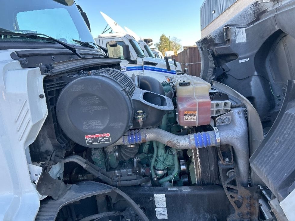 Day Cab Tractor-Heavy Duty Tractors-Volvo-2020-VNR64300-Fredonia-NY-202,610\n\t\tmiles-$ 53,500 - Image 15