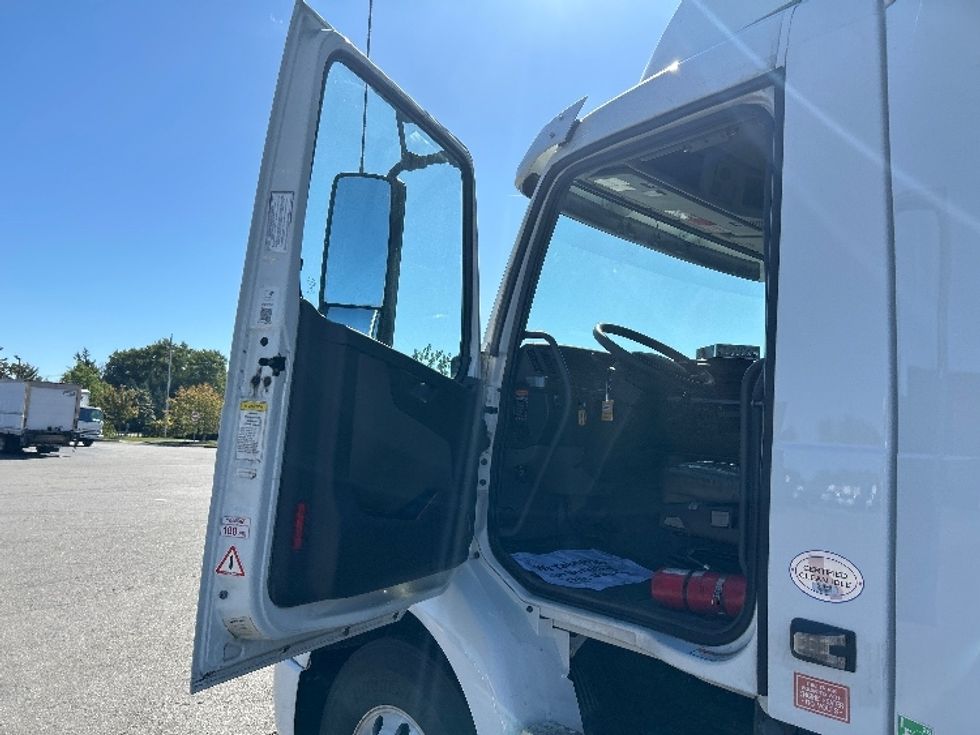 Day Cab Tractor-Heavy Duty Tractors-Volvo-2020-VNR64300-Fredonia-NY-202,610\n\t\tmiles-$ 53,500 - Image 9