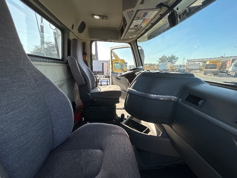 Day Cab Tractor-Heavy Duty Tractors-Volvo-2020-VNR64300-Fresno-CA-501,259\n\t\tmiles-$ 50,250 - Image 14