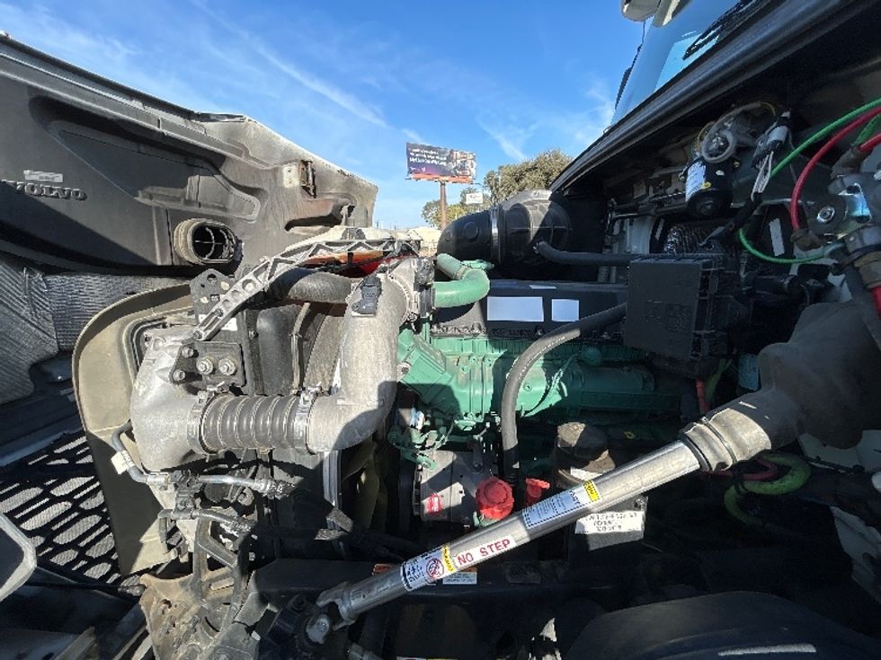Day Cab Tractor-Heavy Duty Tractors-Volvo-2020-VNR64300-Fresno-CA-501,259\n\t\tmiles-$ 50,250 - Image 15
