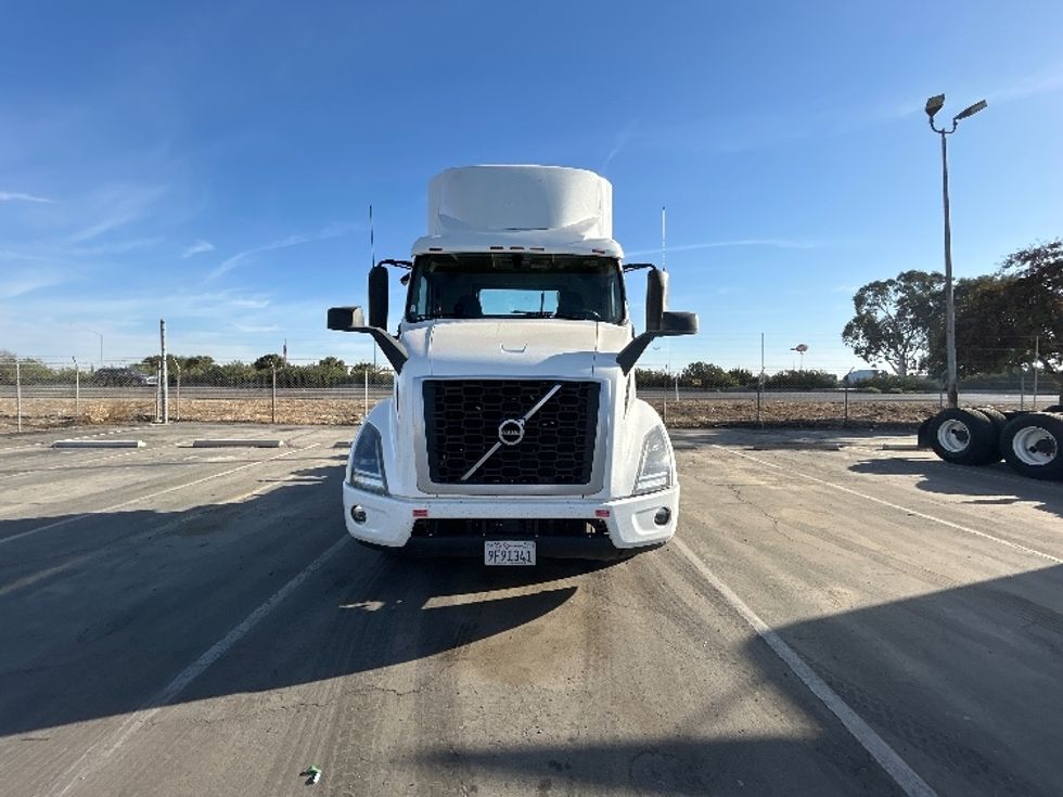 Day Cab Tractor-Heavy Duty Tractors-Volvo-2020-VNR64300-Fresno-CA-501,259\n\t\tmiles-$ 50,250 - Image 2