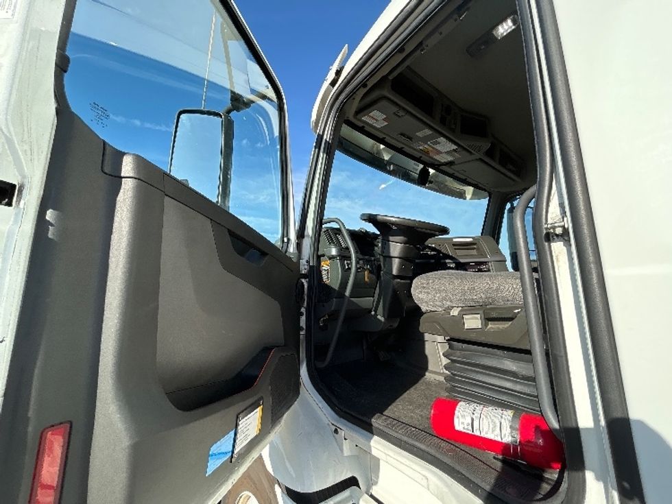 Day Cab Tractor-Heavy Duty Tractors-Volvo-2020-VNR64300-Fresno-CA-501,259\n\t\tmiles-$ 50,250 - Image 9