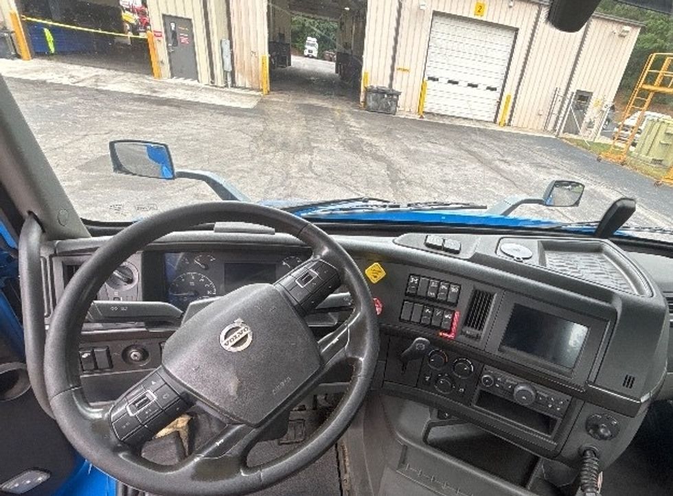 Day Cab Tractor-Heavy Duty Tractors-Volvo-2020-VNR64300-Gainesville-GA-350,358\n\t\tmiles-$ 47,500 - Image 11
