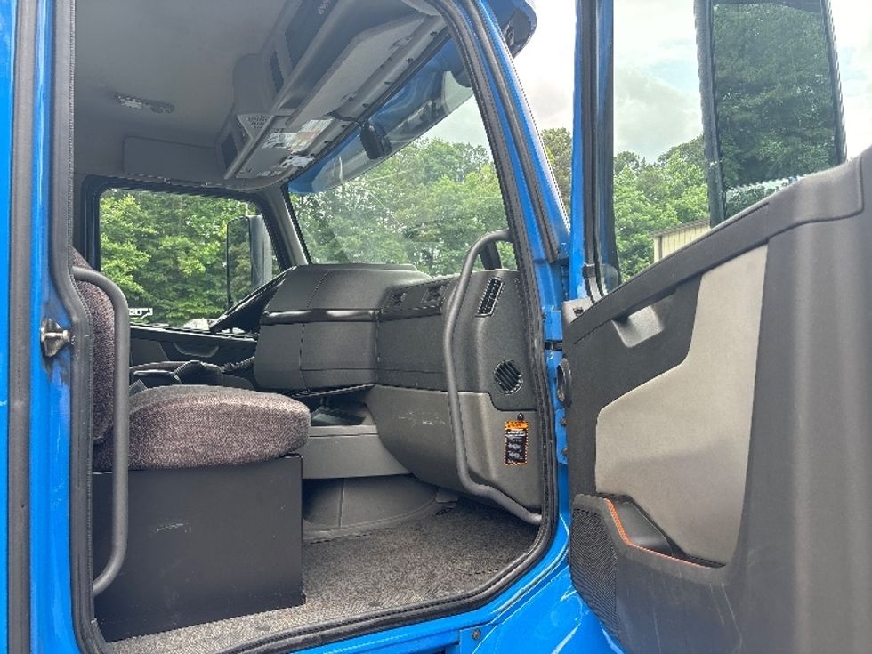 Day Cab Tractor-Heavy Duty Tractors-Volvo-2020-VNR64300-Gainesville-GA-350,358\n\t\tmiles-$ 47,500 - Image 12