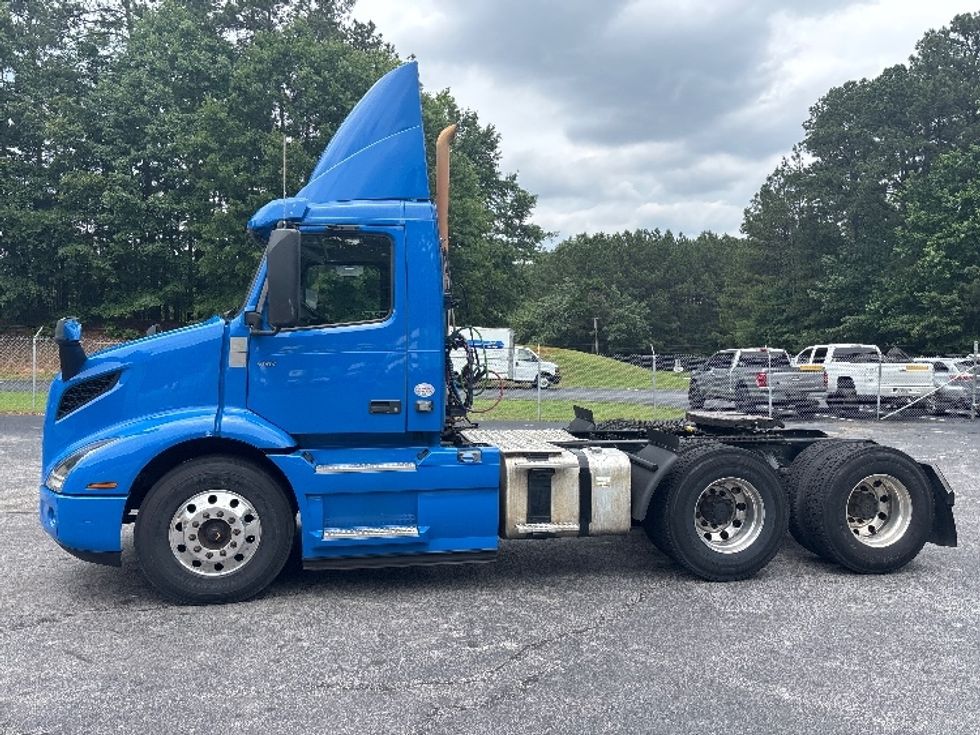 Day Cab Tractor-Heavy Duty Tractors-Volvo-2020-VNR64300-Gainesville-GA-350,358\n\t\tmiles-$ 47,500 - Image 4