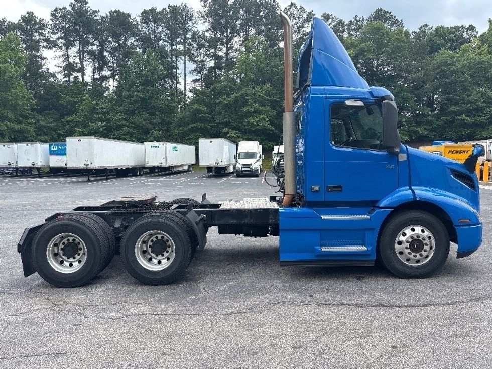 Day Cab Tractor-Heavy Duty Tractors-Volvo-2020-VNR64300-Gainesville-GA-350,358\n\t\tmiles-$ 47,500 - Image 8