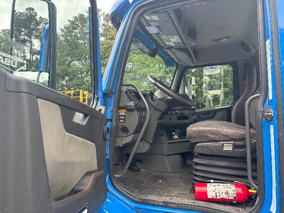 Day Cab Tractor-Heavy Duty Tractors-Volvo-2020-VNR64300-Gainesville-GA-350,358\n\t\tmiles-$ 47,500 - Image 9