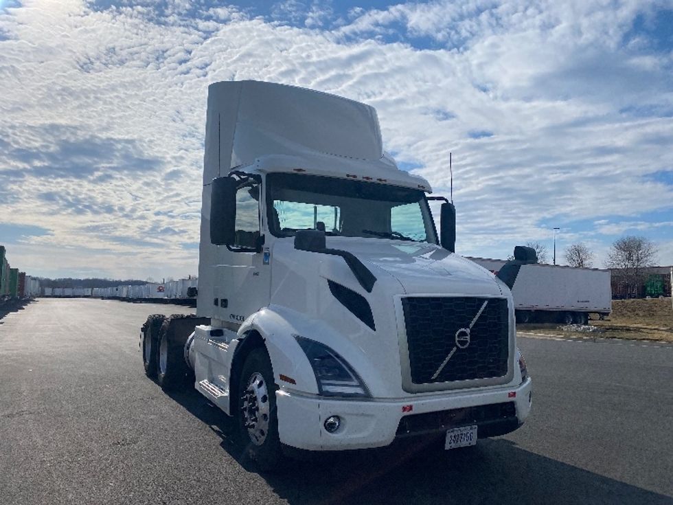 Day Cab Tractor-Heavy Duty Tractors-Volvo-2020-VNR64300-Harrisburg-PA-414,794\n\t\tmiles-$ 49,500 - Image 1