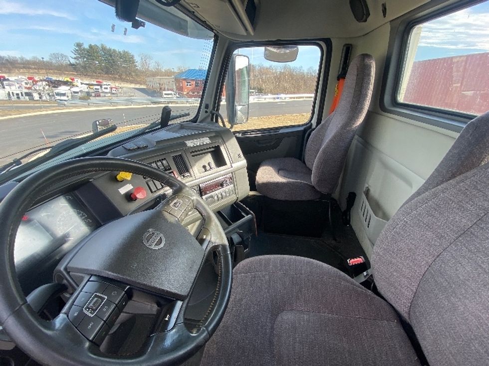 Day Cab Tractor-Heavy Duty Tractors-Volvo-2020-VNR64300-Harrisburg-PA-414,794\n\t\tmiles-$ 49,500 - Image 10