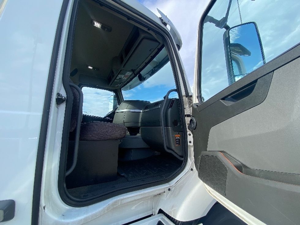 Day Cab Tractor-Heavy Duty Tractors-Volvo-2020-VNR64300-Harrisburg-PA-414,794\n\t\tmiles-$ 49,500 - Image 12