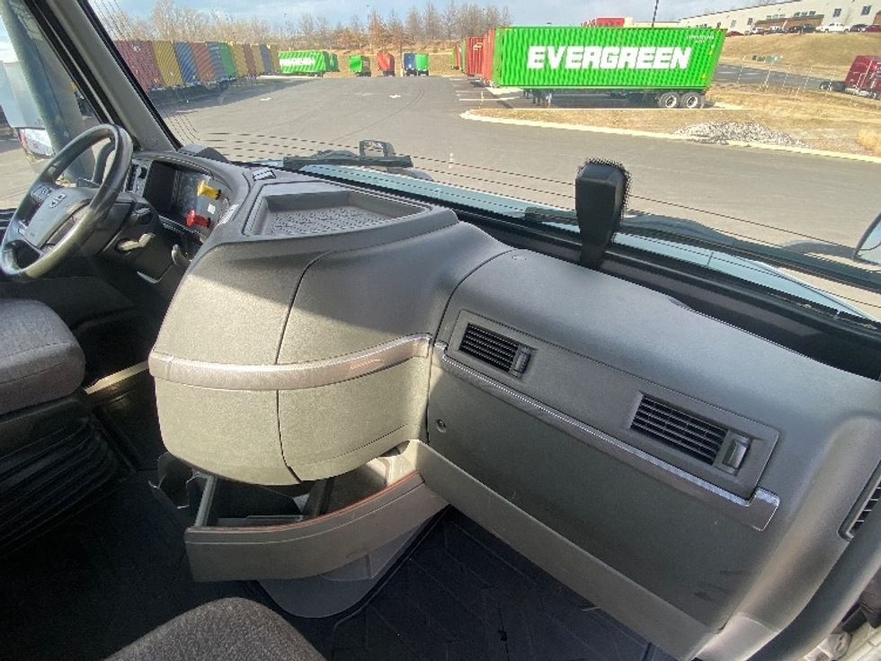 Day Cab Tractor-Heavy Duty Tractors-Volvo-2020-VNR64300-Harrisburg-PA-414,794\n\t\tmiles-$ 49,500 - Image 13