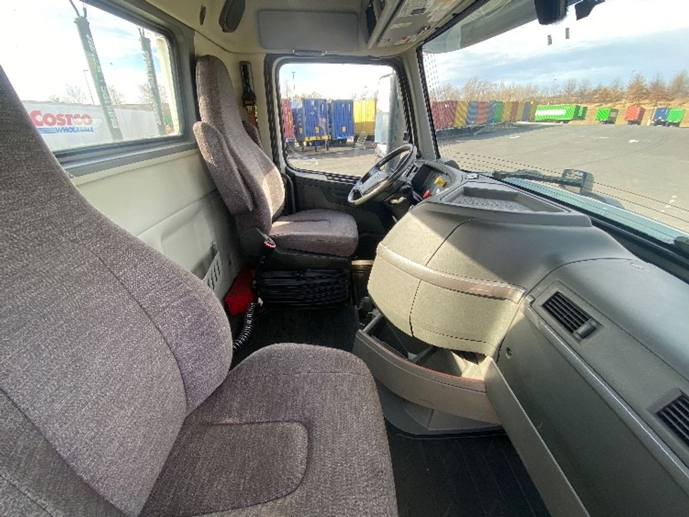 Day Cab Tractor-Heavy Duty Tractors-Volvo-2020-VNR64300-Harrisburg-PA-414,794\n\t\tmiles-$ 49,500 - Image 14