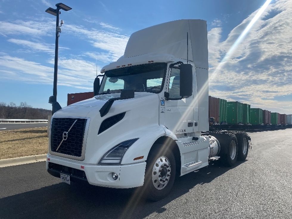 Day Cab Tractor-Heavy Duty Tractors-Volvo-2020-VNR64300-Harrisburg-PA-414,794\n\t\tmiles-$ 49,500 - Image 3