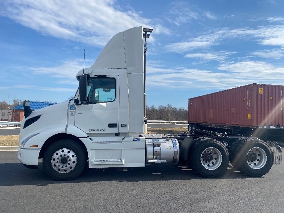 Day Cab Tractor-Heavy Duty Tractors-Volvo-2020-VNR64300-Harrisburg-PA-414,794\n\t\tmiles-$ 49,500 - Image 4