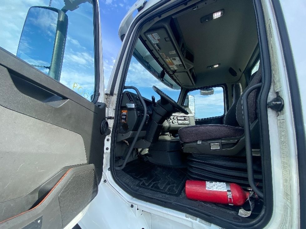Day Cab Tractor-Heavy Duty Tractors-Volvo-2020-VNR64300-Harrisburg-PA-414,794\n\t\tmiles-$ 49,500 - Image 9