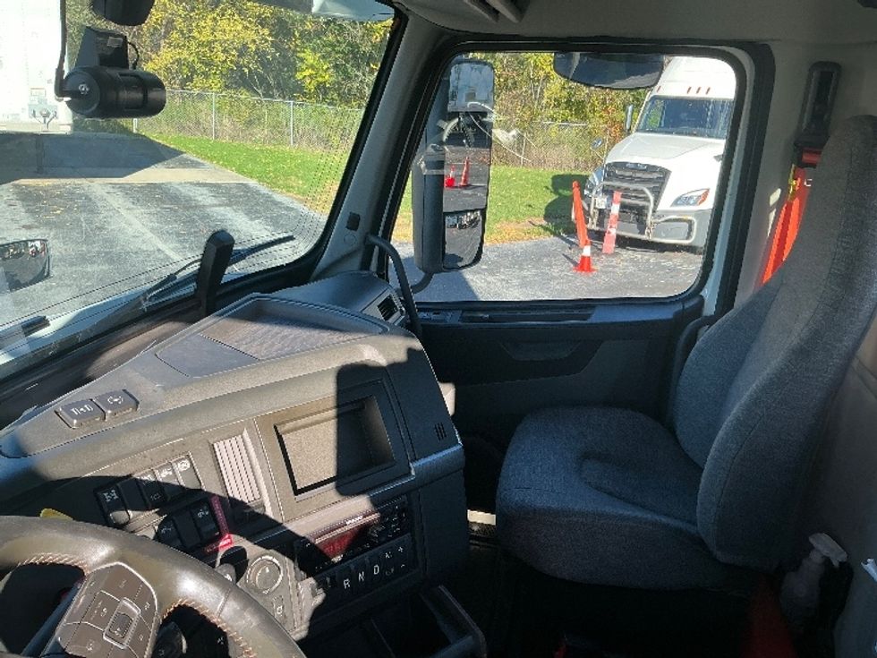 Day Cab Tractor-Heavy Duty Tractors-Volvo-2020-VNR64300-Harrisburg-PA-441,902\n\t\tmiles-$ 39,750 - Image 10