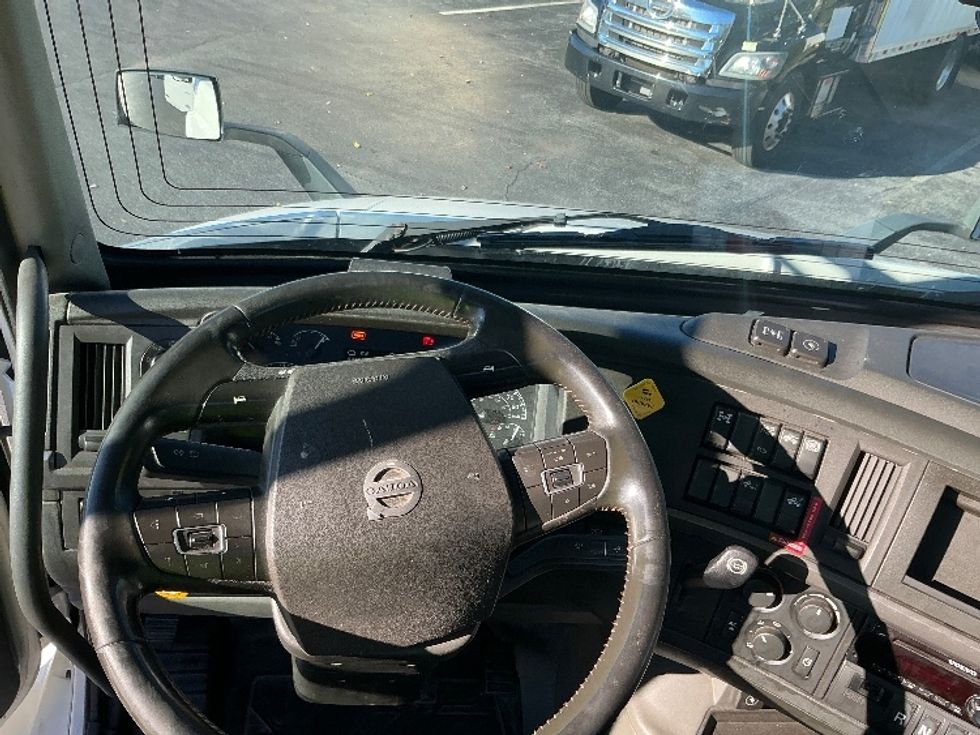Day Cab Tractor-Heavy Duty Tractors-Volvo-2020-VNR64300-Harrisburg-PA-441,902\n\t\tmiles-$ 39,750 - Image 11