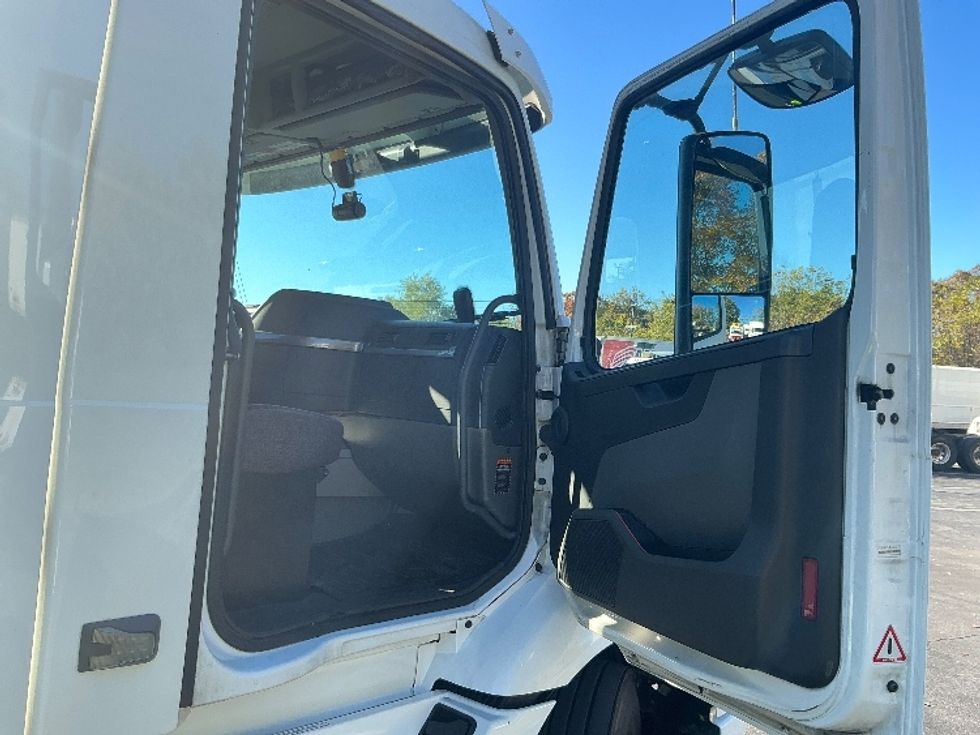 Day Cab Tractor-Heavy Duty Tractors-Volvo-2020-VNR64300-Harrisburg-PA-441,902\n\t\tmiles-$ 39,750 - Image 12
