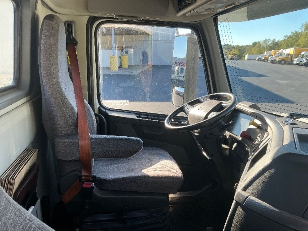 Day Cab Tractor-Heavy Duty Tractors-Volvo-2020-VNR64300-Harrisburg-PA-441,902\n\t\tmiles-$ 39,750 - Image 14