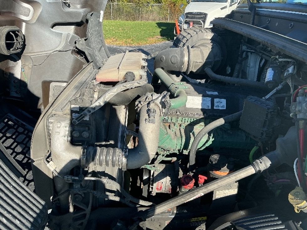 Day Cab Tractor-Heavy Duty Tractors-Volvo-2020-VNR64300-Harrisburg-PA-441,902\n\t\tmiles-$ 39,750 - Image 16