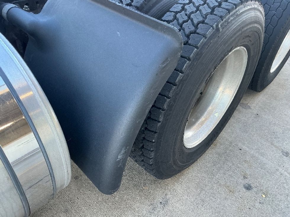 Day Cab Tractor-Heavy Duty Tractors-Volvo-2020-VNR64300-Harrisburg-PA-441,902\n\t\tmiles-$ 39,750 - Image 17