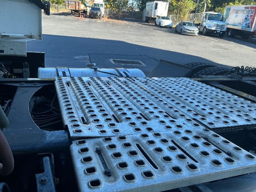 Day Cab Tractor-Heavy Duty Tractors-Volvo-2020-VNR64300-Harrisburg-PA-441,902\n\t\tmiles-$ 39,750 - Image 19