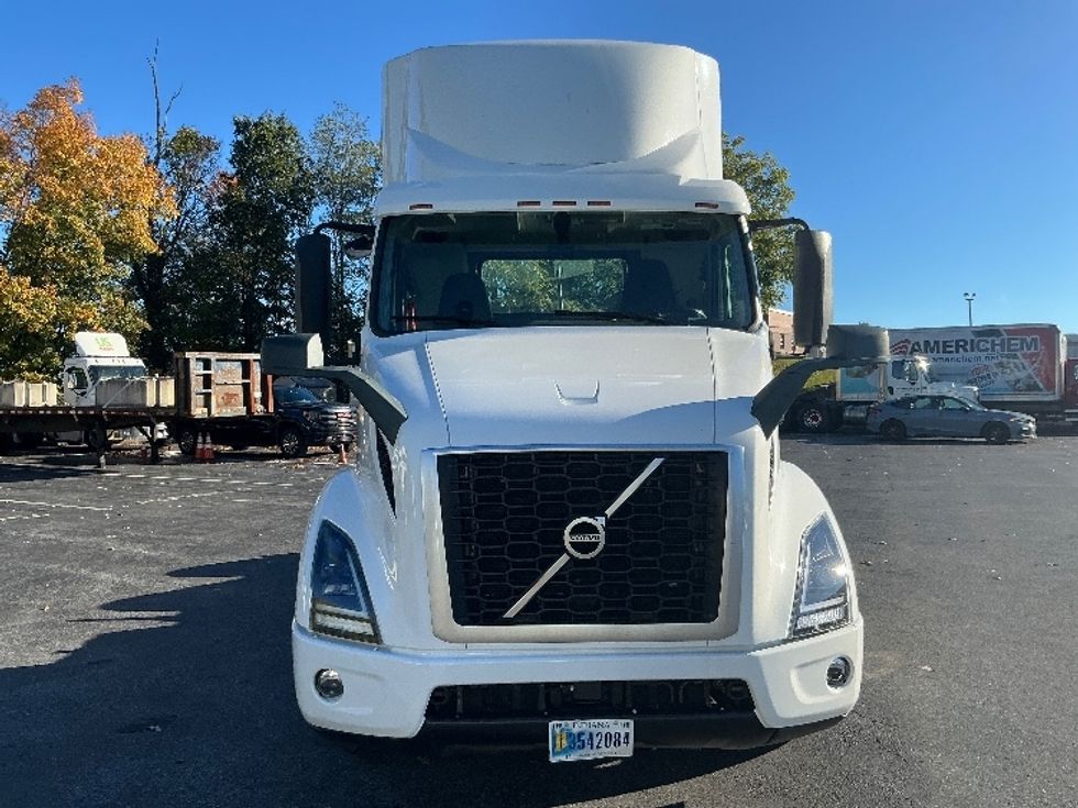 Day Cab Tractor-Heavy Duty Tractors-Volvo-2020-VNR64300-Harrisburg-PA-441,902\n\t\tmiles-$ 39,750 - Image 2