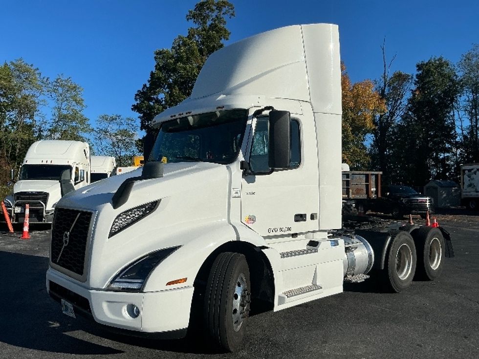 Day Cab Tractor-Heavy Duty Tractors-Volvo-2020-VNR64300-Harrisburg-PA-441,902\n\t\tmiles-$ 39,750 - Image 3