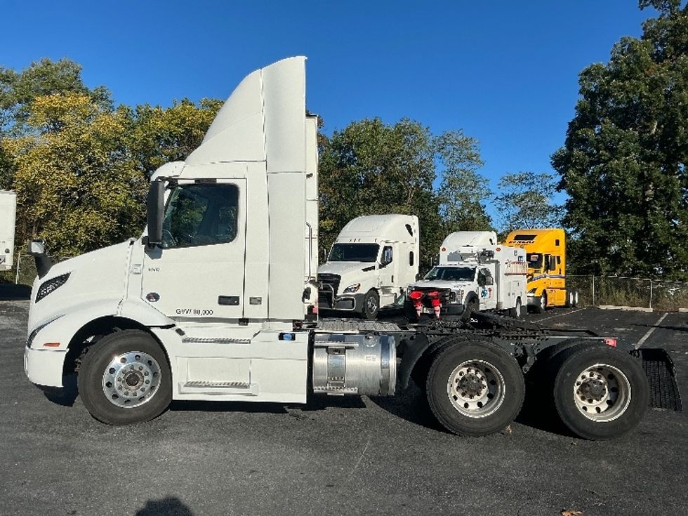 Day Cab Tractor-Heavy Duty Tractors-Volvo-2020-VNR64300-Harrisburg-PA-441,902\n\t\tmiles-$ 39,750 - Image 4