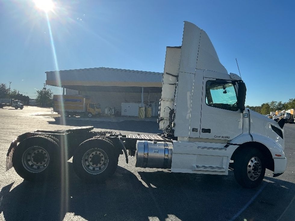 Day Cab Tractor-Heavy Duty Tractors-Volvo-2020-VNR64300-Harrisburg-PA-441,902\n\t\tmiles-$ 39,750 - Image 8