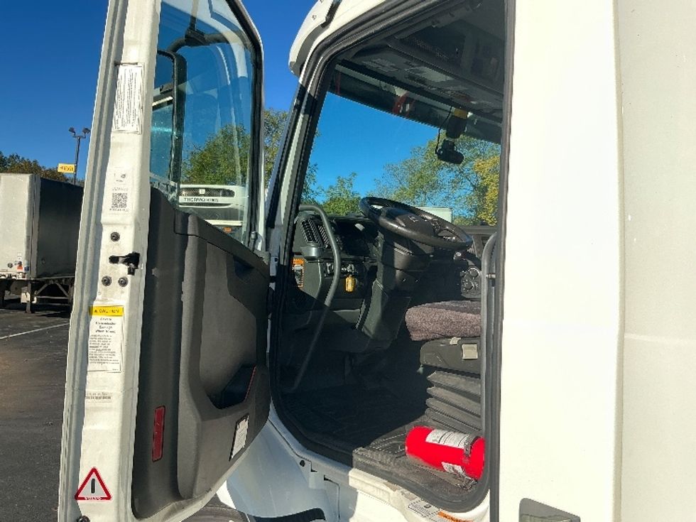 Day Cab Tractor-Heavy Duty Tractors-Volvo-2020-VNR64300-Harrisburg-PA-441,902\n\t\tmiles-$ 39,750 - Image 9