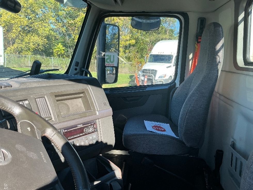 Day Cab Tractor-Heavy Duty Tractors-Volvo-2020-VNR64300-Harrisburg-PA-484,214\n\t\tmiles-$ 36,500 - Image 10