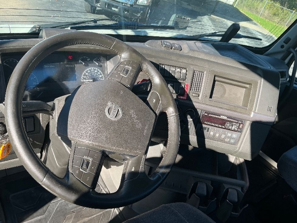 Day Cab Tractor-Heavy Duty Tractors-Volvo-2020-VNR64300-Harrisburg-PA-484,214\n\t\tmiles-$ 36,500 - Image 11
