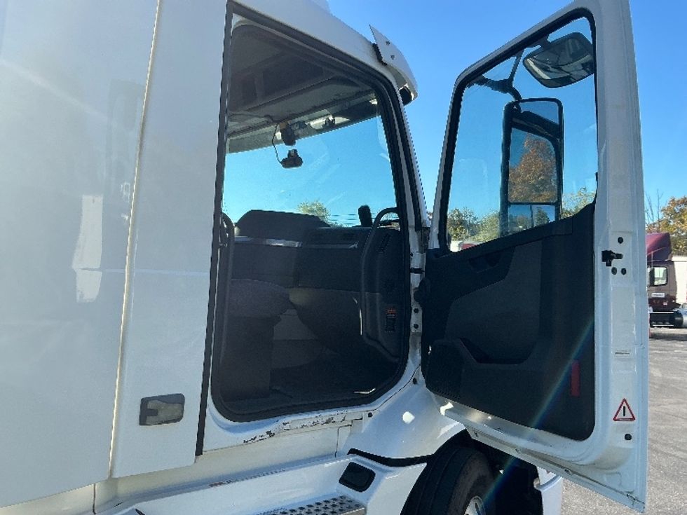 Day Cab Tractor-Heavy Duty Tractors-Volvo-2020-VNR64300-Harrisburg-PA-484,214\n\t\tmiles-$ 36,500 - Image 12