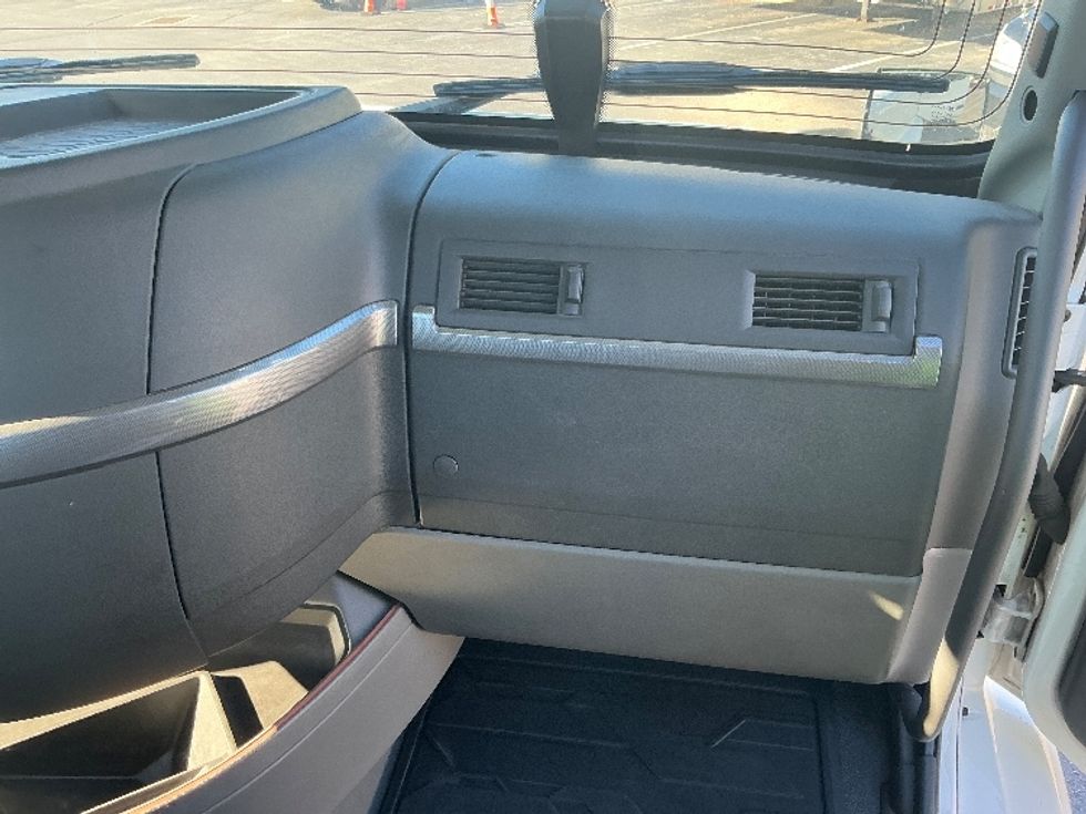 Day Cab Tractor-Heavy Duty Tractors-Volvo-2020-VNR64300-Harrisburg-PA-484,214\n\t\tmiles-$ 36,500 - Image 13