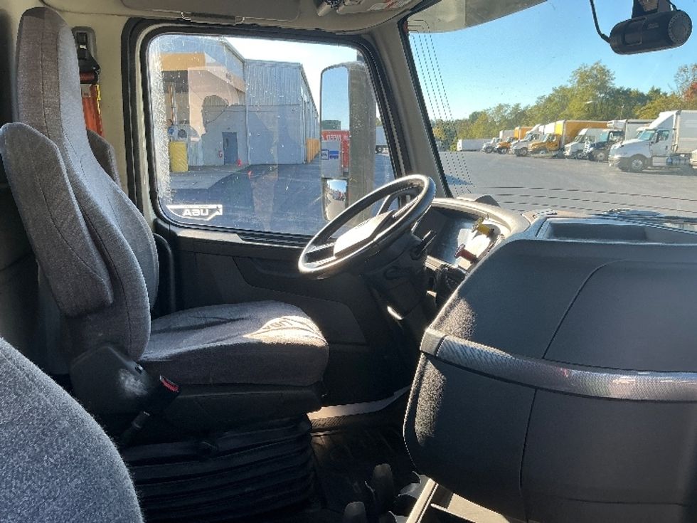 Day Cab Tractor-Heavy Duty Tractors-Volvo-2020-VNR64300-Harrisburg-PA-484,214\n\t\tmiles-$ 36,500 - Image 14