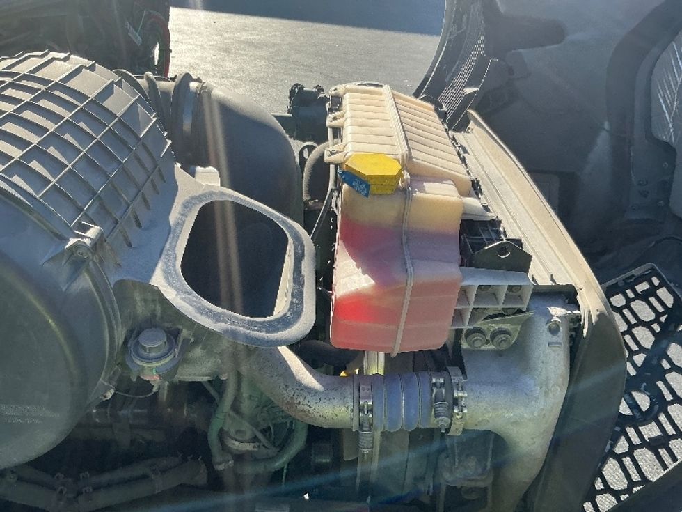 Day Cab Tractor-Heavy Duty Tractors-Volvo-2020-VNR64300-Harrisburg-PA-484,214\n\t\tmiles-$ 36,500 - Image 15