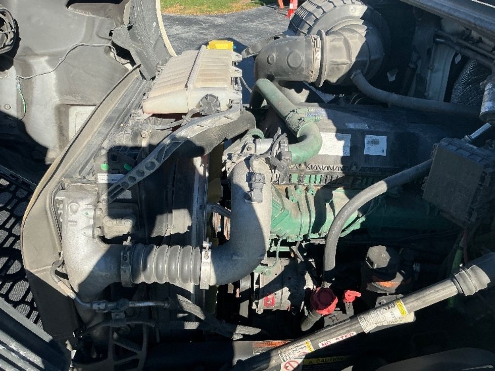 Day Cab Tractor-Heavy Duty Tractors-Volvo-2020-VNR64300-Harrisburg-PA-484,214\n\t\tmiles-$ 36,500 - Image 16