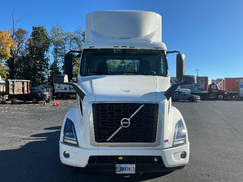 Day Cab Tractor-Heavy Duty Tractors-Volvo-2020-VNR64300-Harrisburg-PA-484,214\n\t\tmiles-$ 36,500 - Image 2