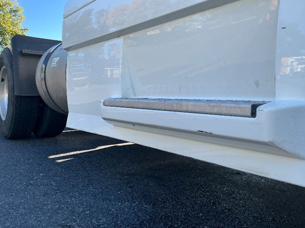 Day Cab Tractor-Heavy Duty Tractors-Volvo-2020-VNR64300-Harrisburg-PA-484,214\n\t\tmiles-$ 36,500 - Image 21