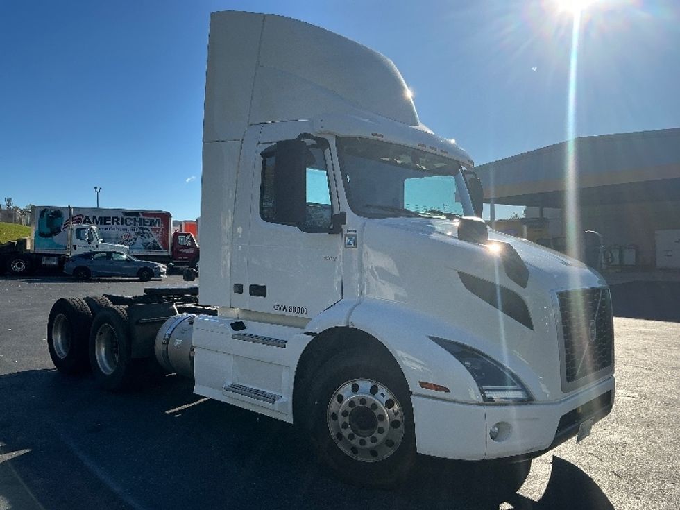 Day Cab Tractor-Heavy Duty Tractors-Volvo-2020-VNR64300-Harrisburg-PA-484,214\n\t\tmiles-$ 36,500 - Image 3