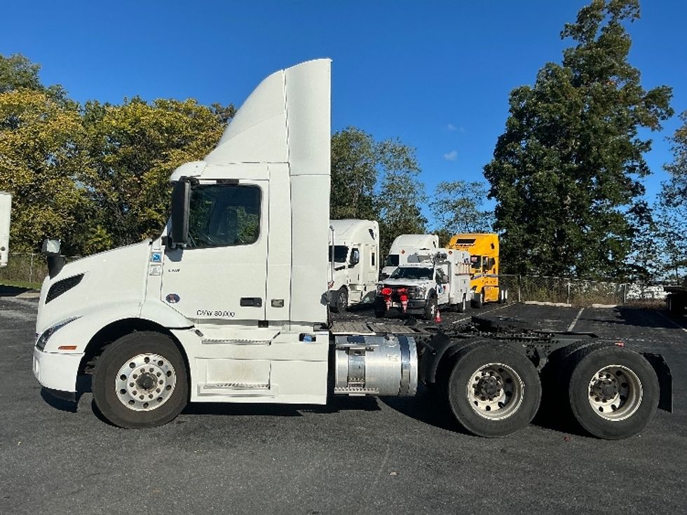 Day Cab Tractor-Heavy Duty Tractors-Volvo-2020-VNR64300-Harrisburg-PA-484,214\n\t\tmiles-$ 36,500 - Image 4