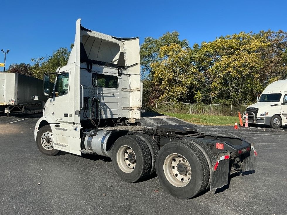 Day Cab Tractor-Heavy Duty Tractors-Volvo-2020-VNR64300-Harrisburg-PA-484,214\n\t\tmiles-$ 36,500 - Image 5