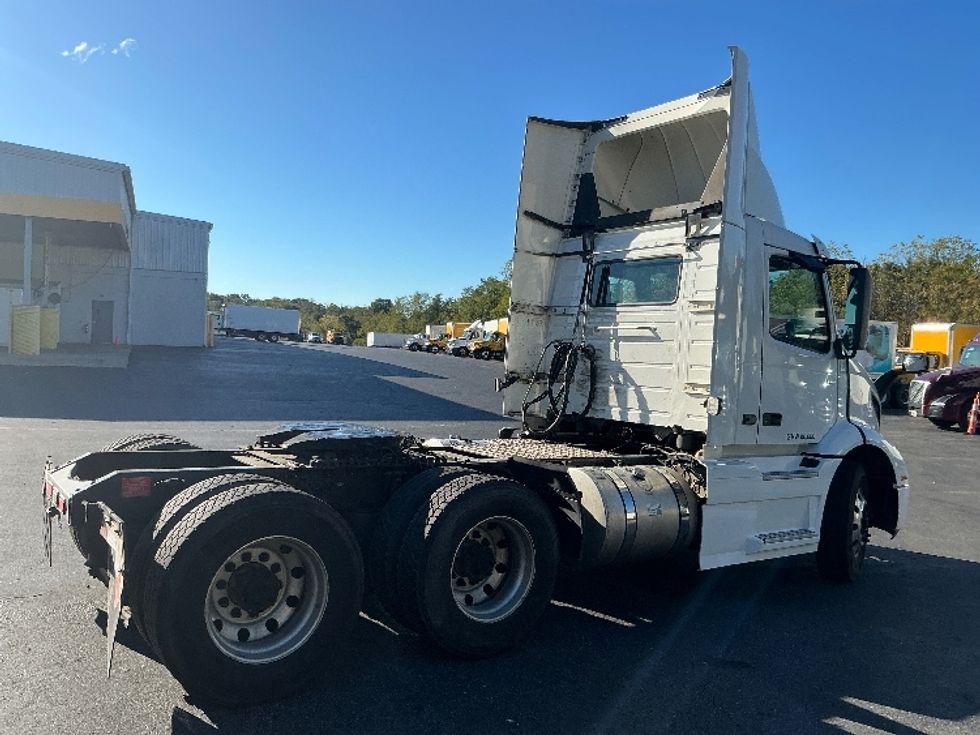 Day Cab Tractor-Heavy Duty Tractors-Volvo-2020-VNR64300-Harrisburg-PA-484,214\n\t\tmiles-$ 36,500 - Image 7