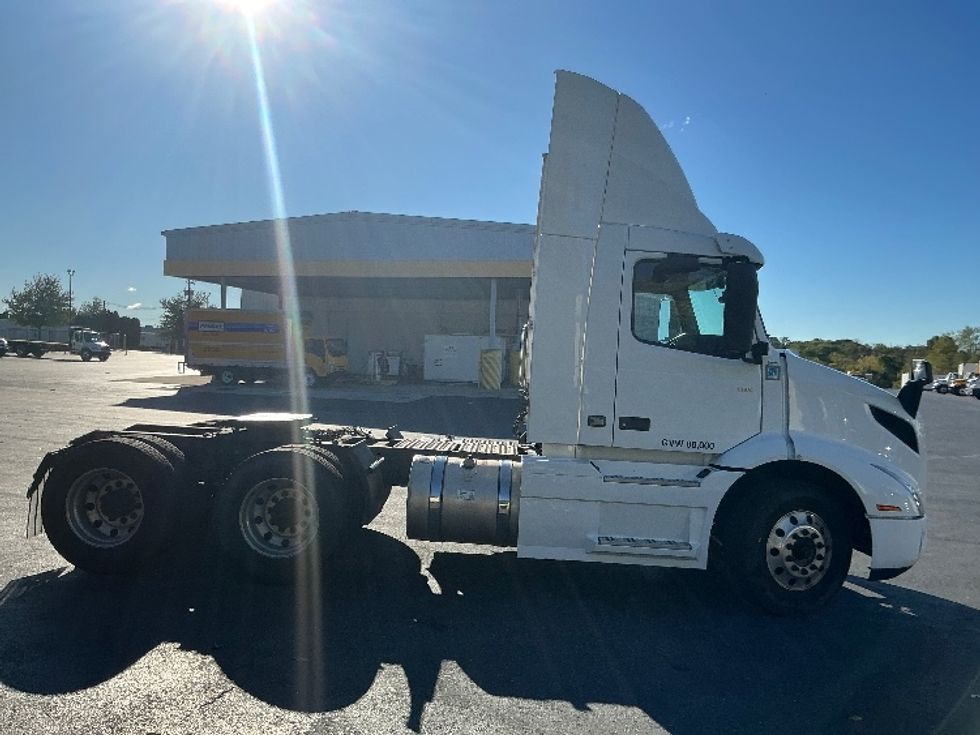 Day Cab Tractor-Heavy Duty Tractors-Volvo-2020-VNR64300-Harrisburg-PA-484,214\n\t\tmiles-$ 36,500 - Image 8