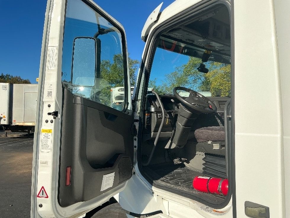 Day Cab Tractor-Heavy Duty Tractors-Volvo-2020-VNR64300-Harrisburg-PA-484,214\n\t\tmiles-$ 36,500 - Image 9