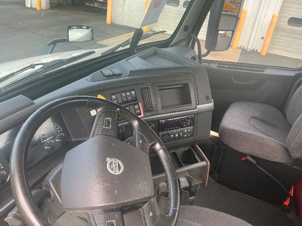 Day Cab Tractor-Heavy Duty Tractors-Volvo-2020-VNR64300-Harrisburg-PA-485,336\n\t\tmiles-$ 36,250 - Image 10
