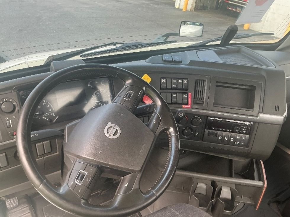 Day Cab Tractor-Heavy Duty Tractors-Volvo-2020-VNR64300-Harrisburg-PA-485,336\n\t\tmiles-$ 36,250 - Image 11