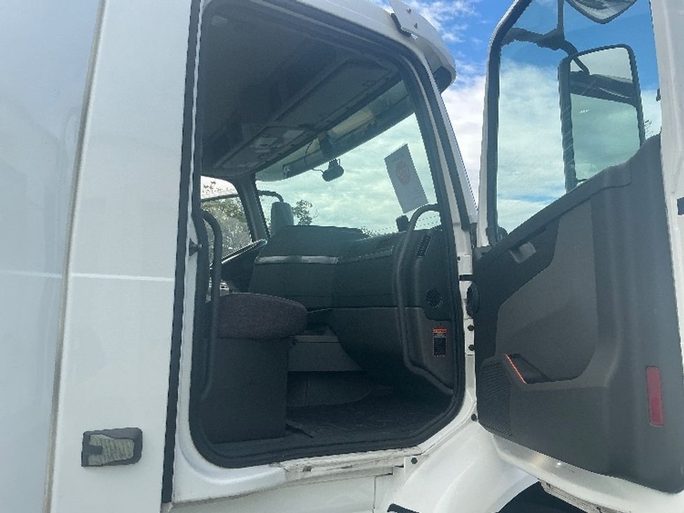 Day Cab Tractor-Heavy Duty Tractors-Volvo-2020-VNR64300-Harrisburg-PA-485,336\n\t\tmiles-$ 36,250 - Image 12